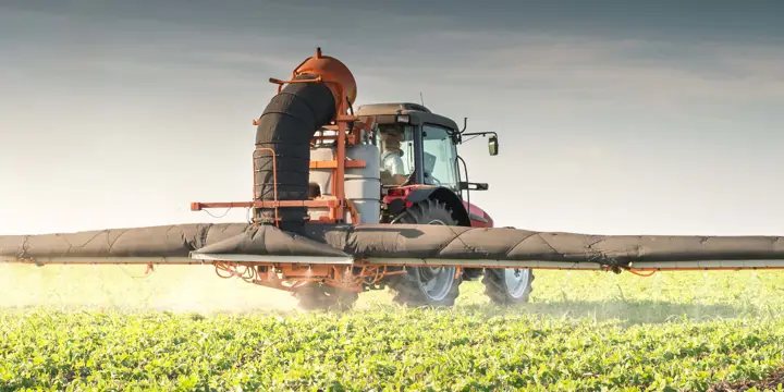 Pulvérisateur automoteur au travail