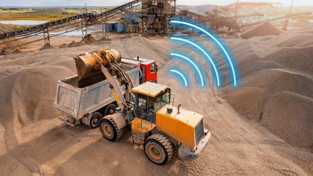 Chargeuse sur pneus connectée sur un site d'extraction